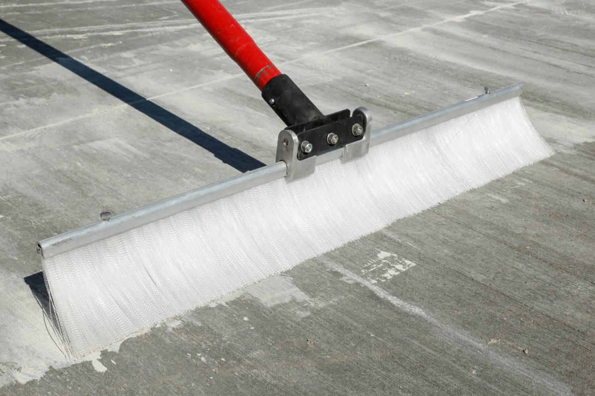 rib Meedogenloos Supersonische snelheid Geborsteld beton als praktische anti-slip vloer: Info & Prijzen [Overzicht]